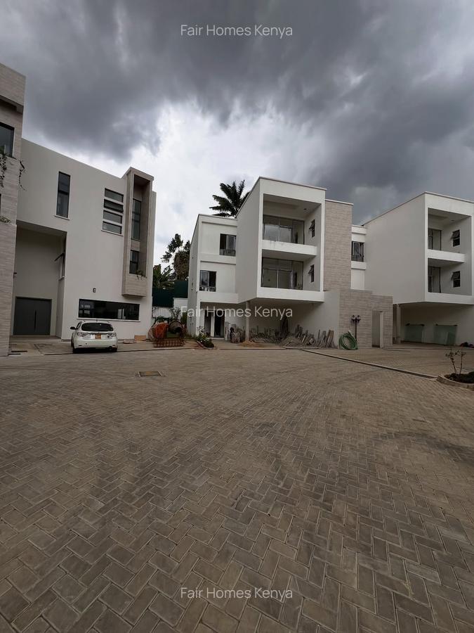 5 Bed Townhouse with En Suite at Lavington Green - 17