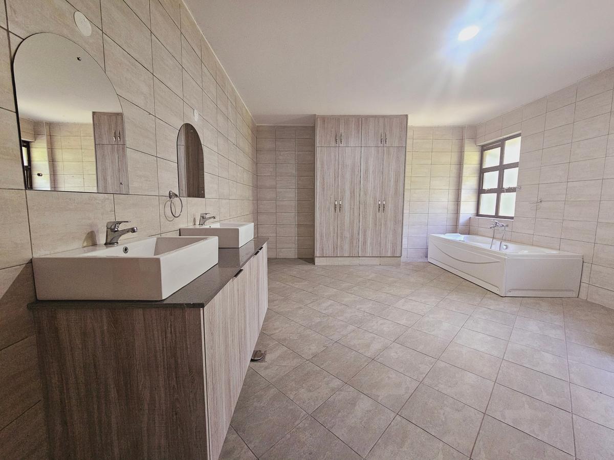 5 Bed House with En Suite at Windy Ridge - 8