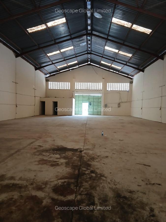 6,000 ft² Warehouse with Parking in Industrial Area - 2