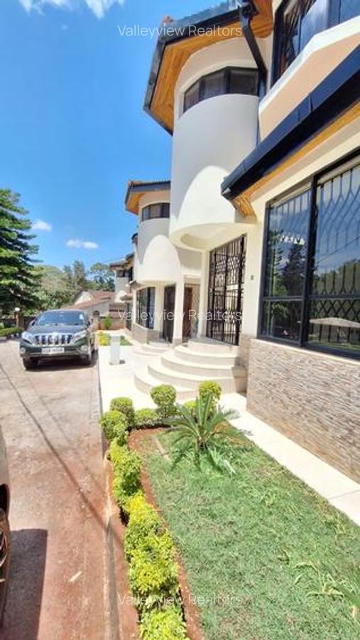 4 Bed Townhouse with En Suite at Lavington - 1