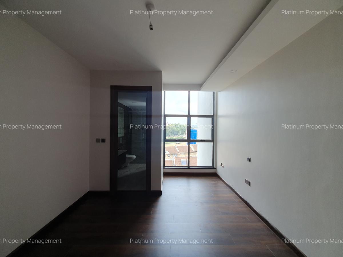 3 Bed Apartment with En Suite in Brookside - 10