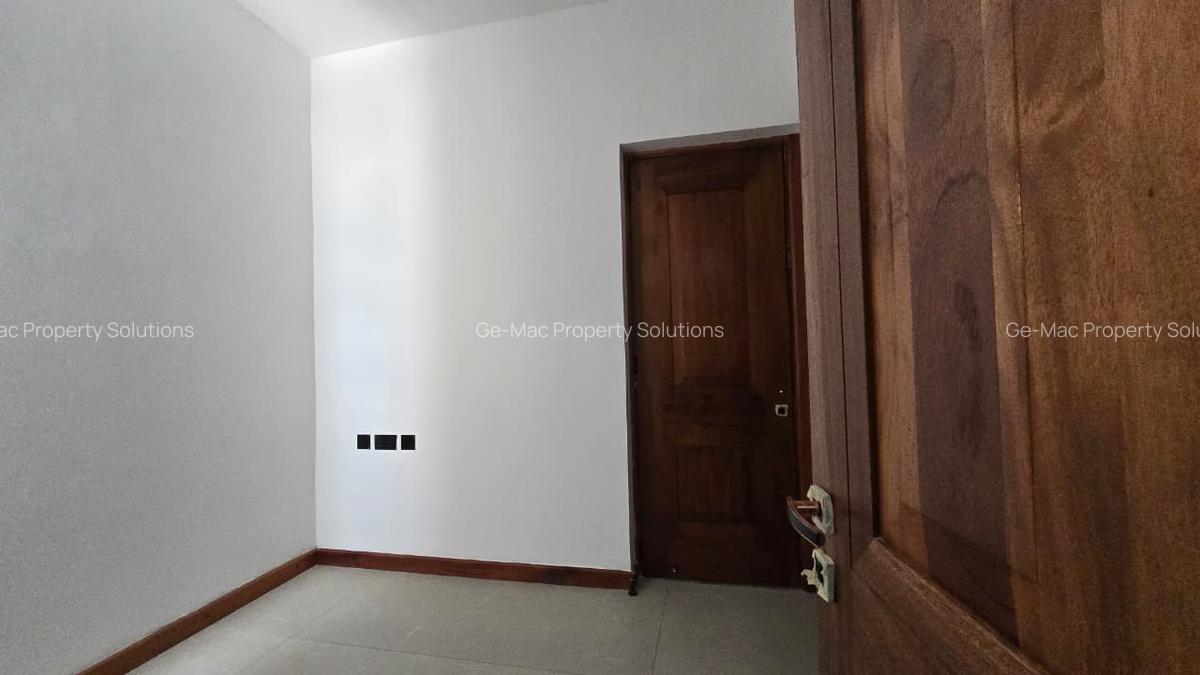 3 Bed Apartment with En Suite in Riverside - 5