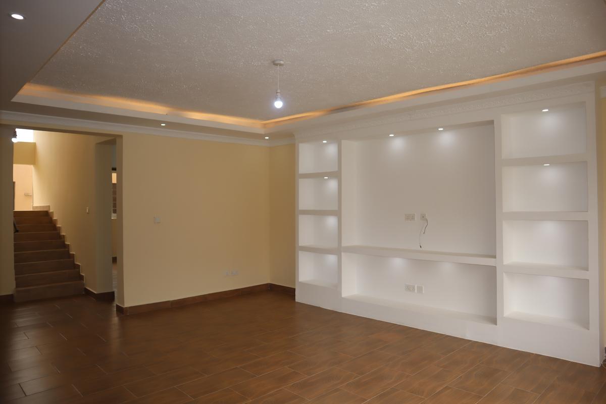 4 Bed Villa with En Suite at Near Gateway Mall - 6