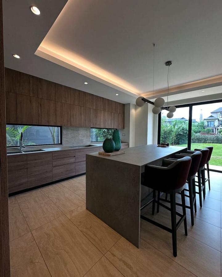 5 Bed House with En Suite in Runda - 2