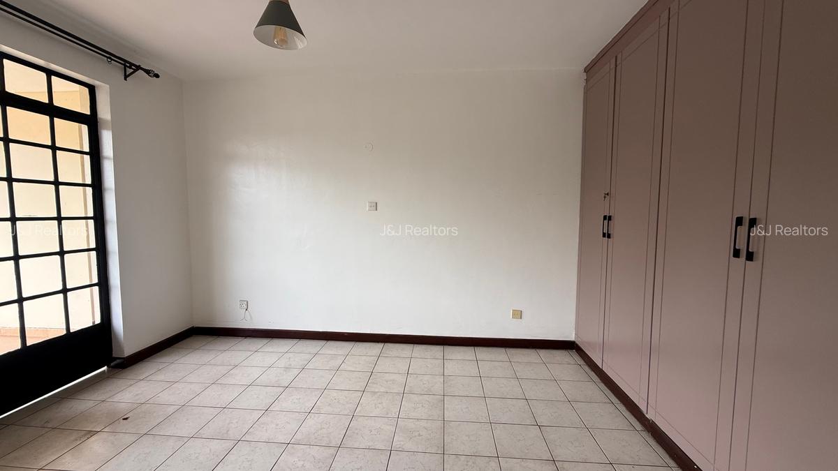 4 Bed Apartment with En Suite in Riverside - 8