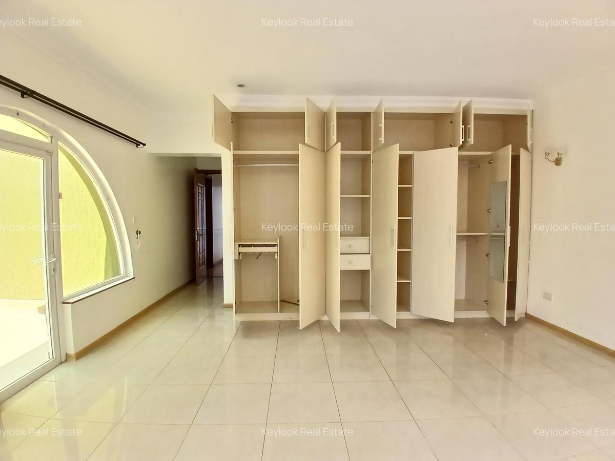 4 Bed Townhouse with En Suite at Riverside Drive - 19