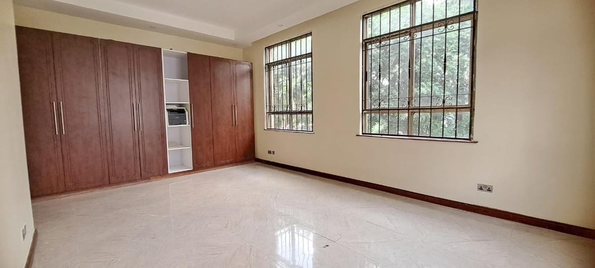 6 Bed House with En Suite at Ridgeways - 11