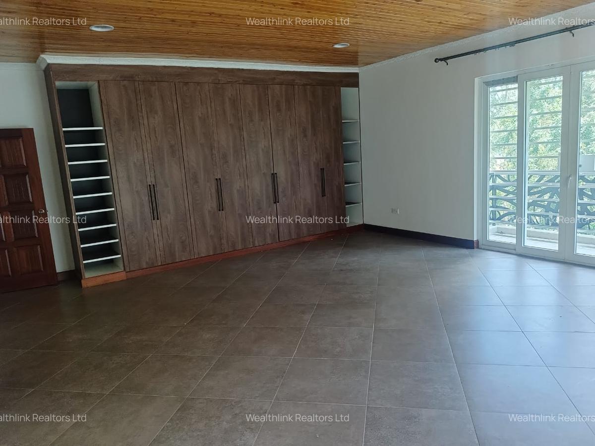 5 Bed Townhouse with En Suite at Lonetree - 13