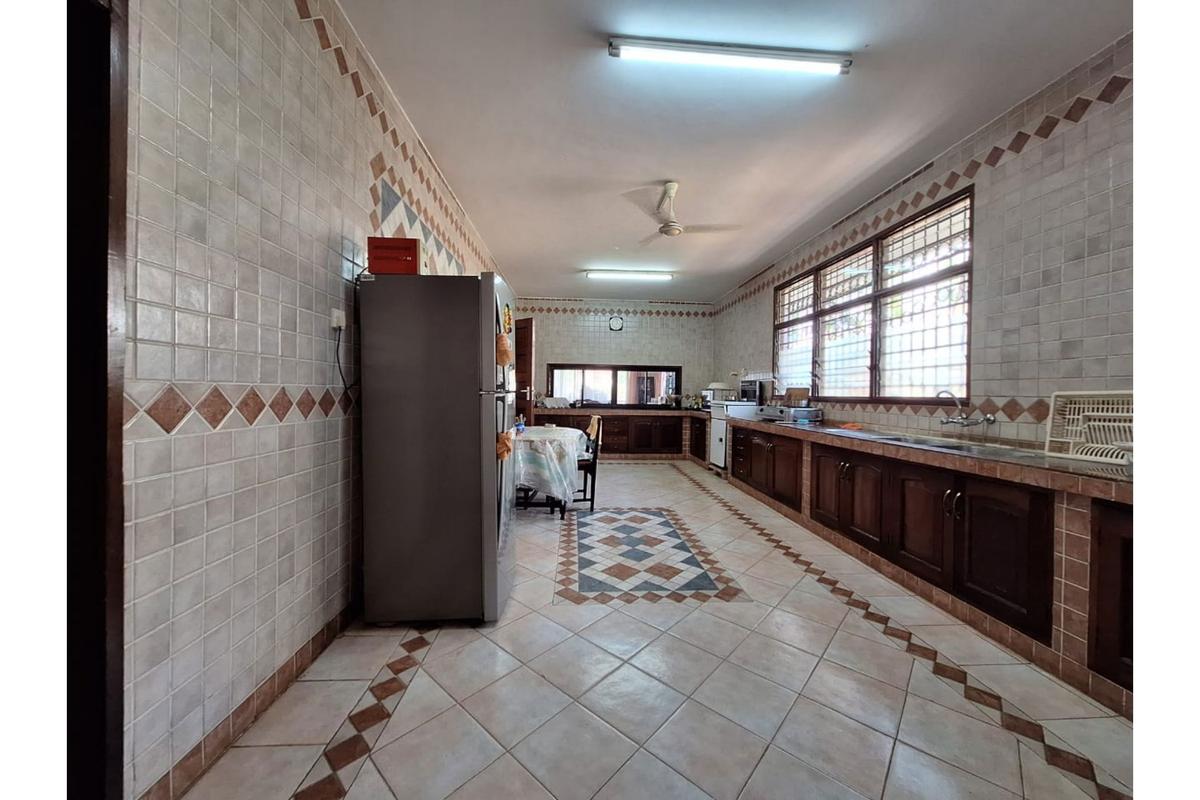 4 Bed House in Kizingo - 4