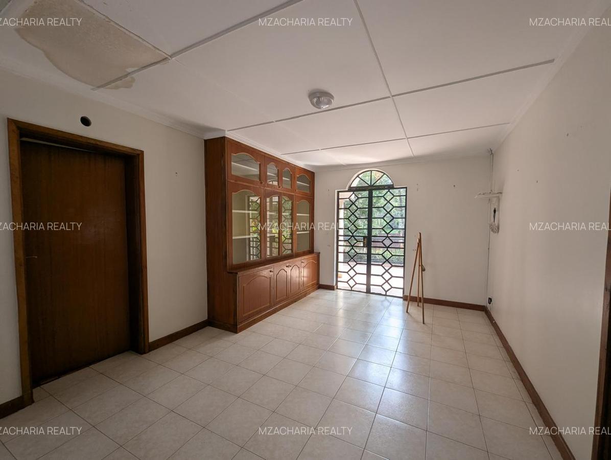 5 Bed House with En Suite in Brookside - 9