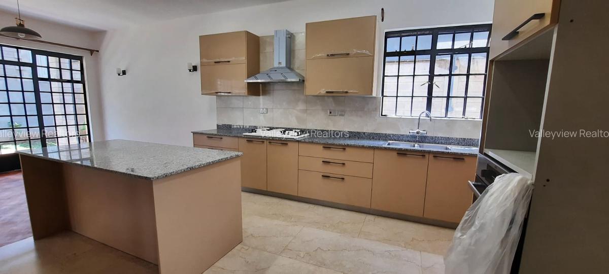 5 Bed Townhouse with En Suite at Lavington - 15