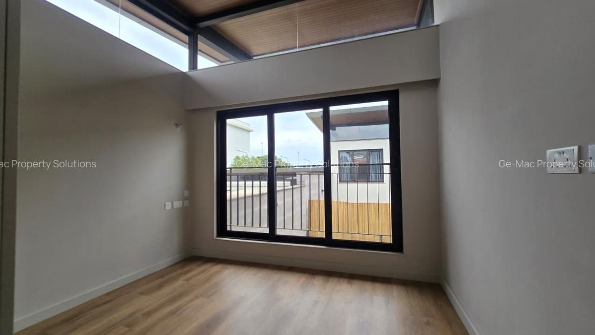 4 Bed House with En Suite in Runda - 17