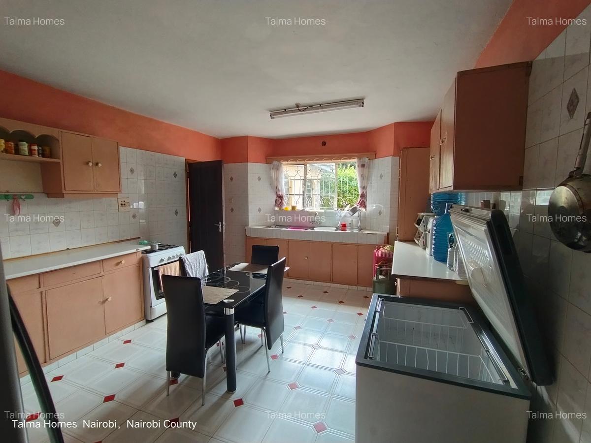 5 Bed House with En Suite at Ridgeways Lane - 8