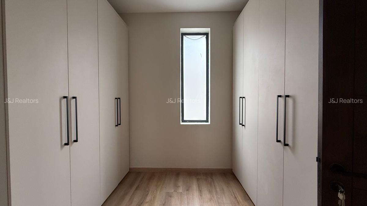 5 Bed Townhouse with En Suite in Lavington - 16