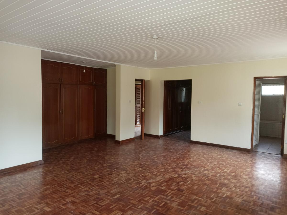 5 Bed House with En Suite at Lavington - 7