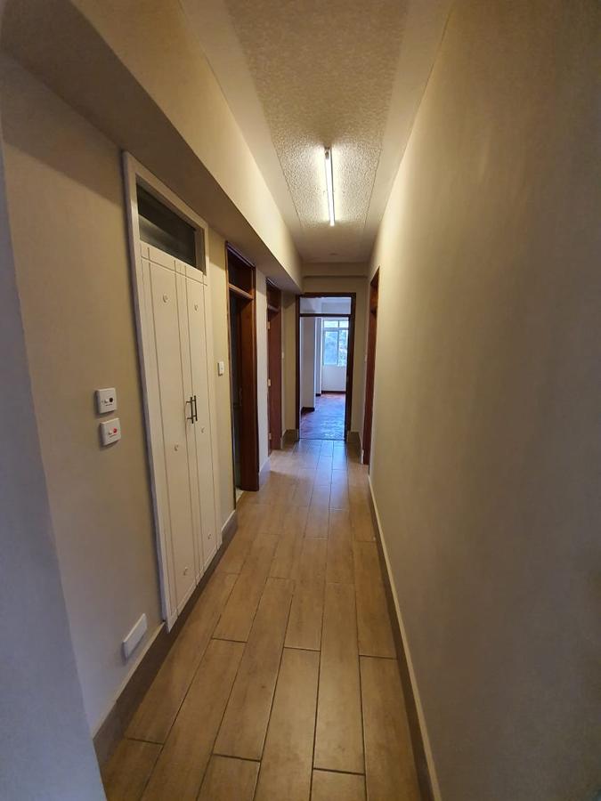 3 Bed Apartment with En Suite in Brookside - 6