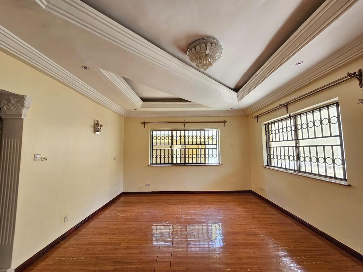 5 Bed House with En Suite in Lavington - 9