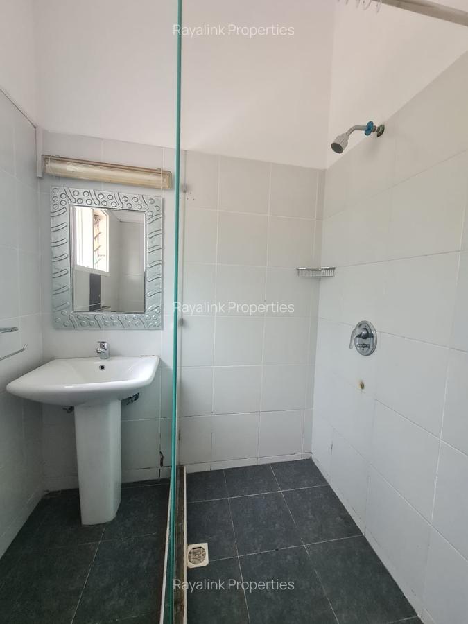 4 Bed House with En Suite at Hillview - 8