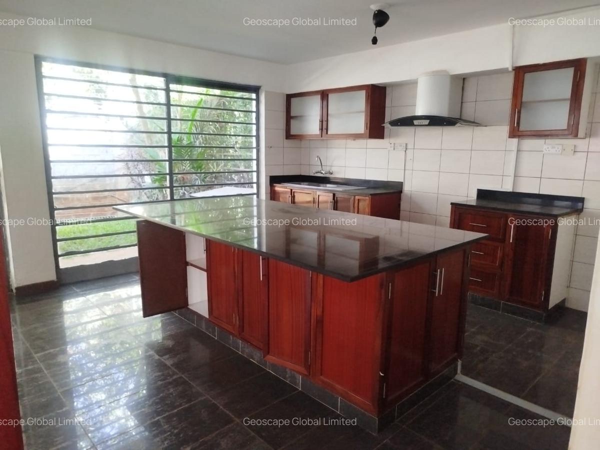 4 Bed House with En Suite in Lavington - 7