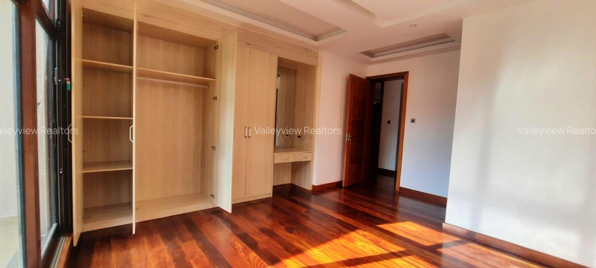 5 Bed Townhouse with En Suite at Lavington - 4