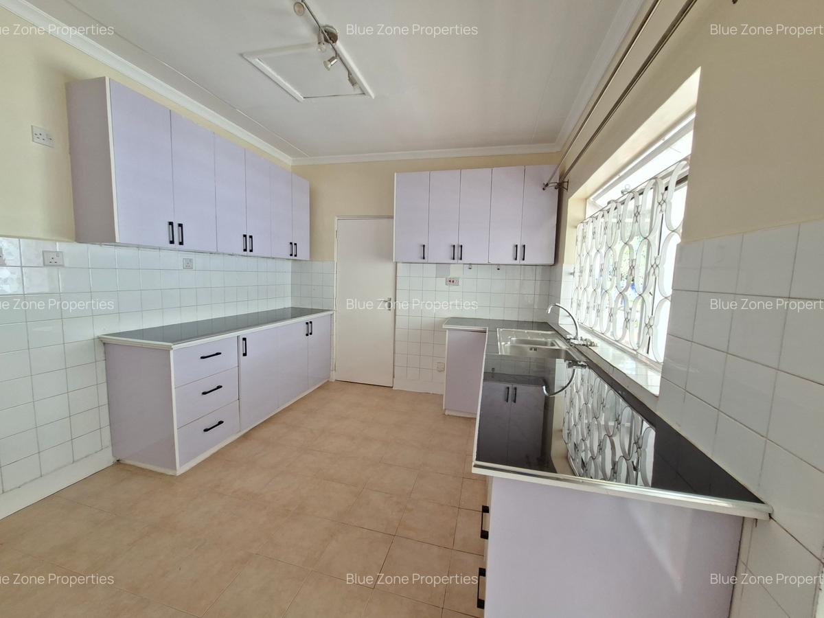 4 Bed House with En Suite at Rosslyn - 11