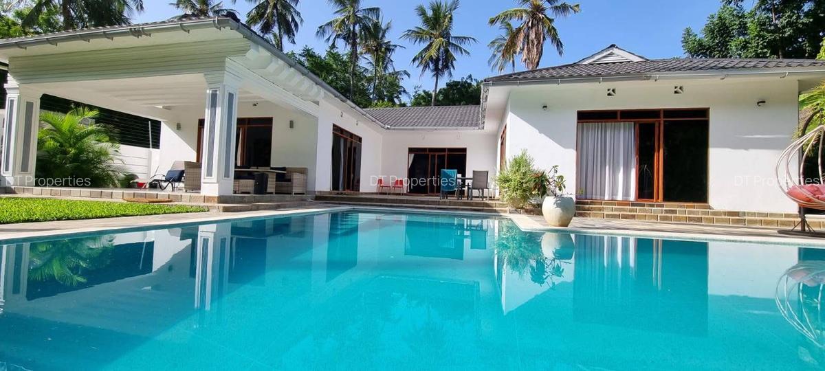 3 Bed House with Swimming Pool at La Marina - 3