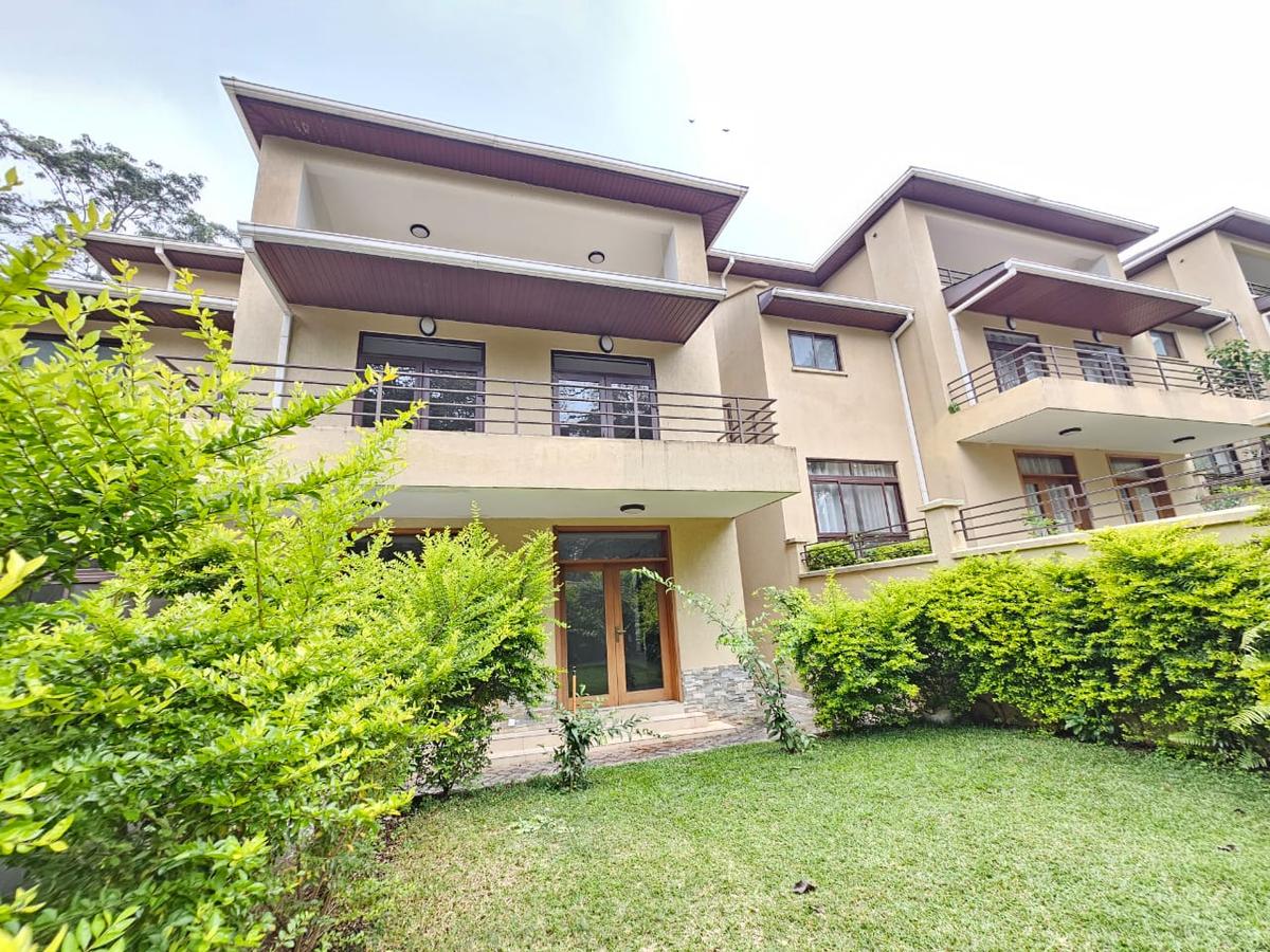 5 Bed House with En Suite in Lavington - 1