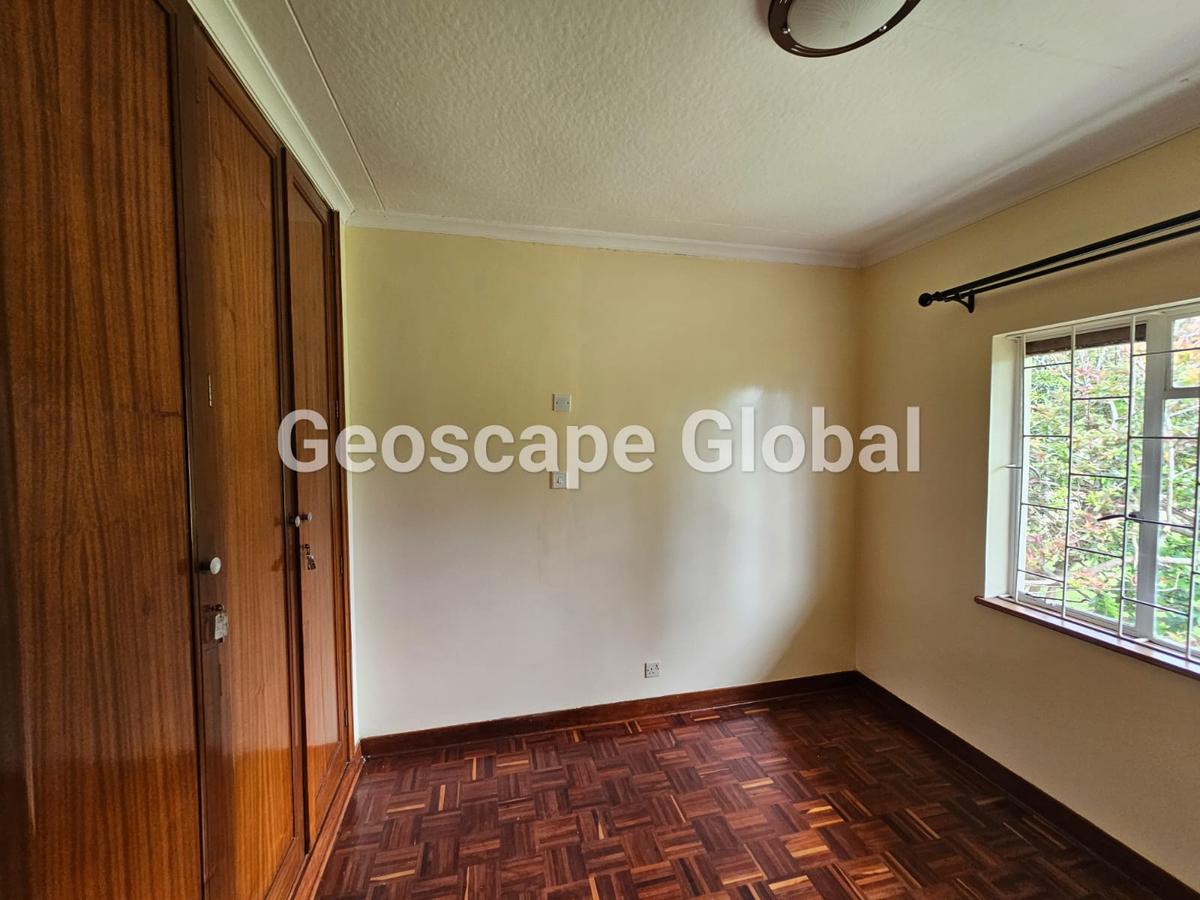 4 Bed House with En Suite in Lavington - 14