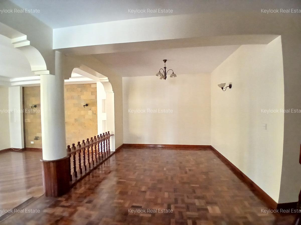 5 Bed Townhouse with En Suite at Lavington - 8