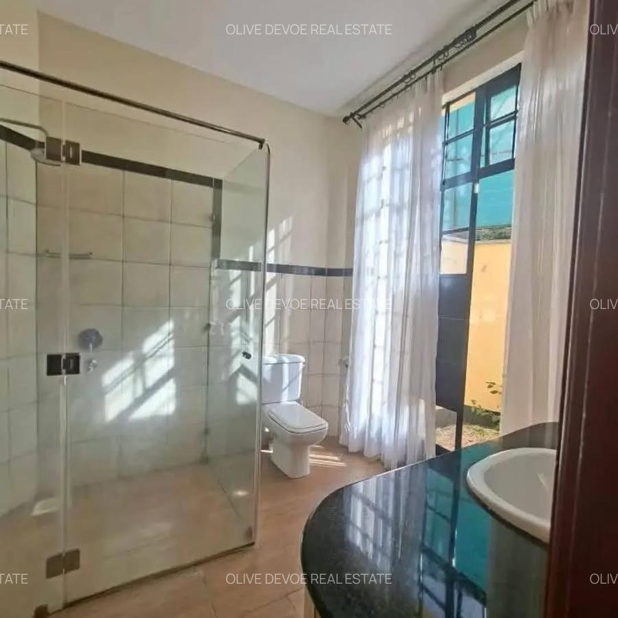 4 Bed House with En Suite in Runda - 2