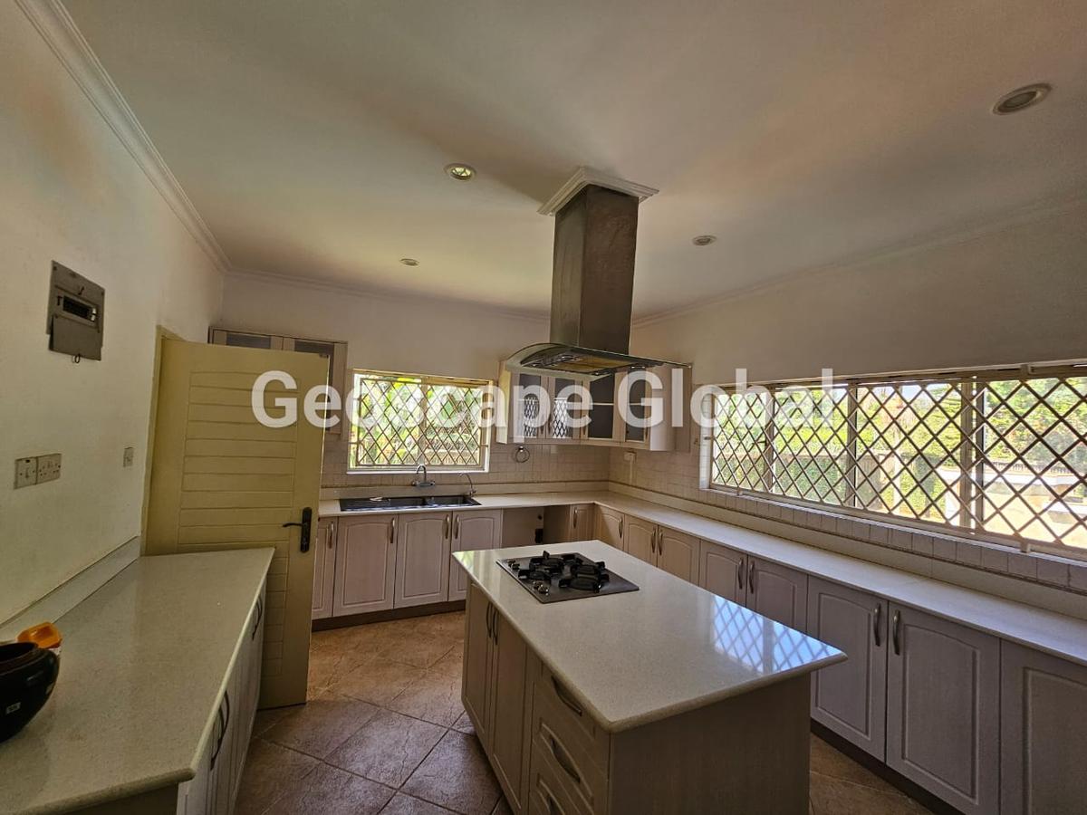 5 Bed House with En Suite in Runda - 6