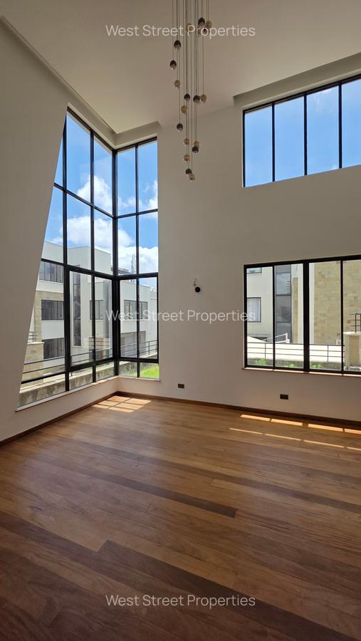 5 Bed Villa with En Suite at Lavington - 1