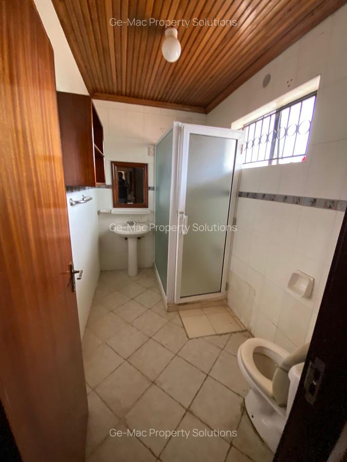 5 Bed House with En Suite in Runda - 16