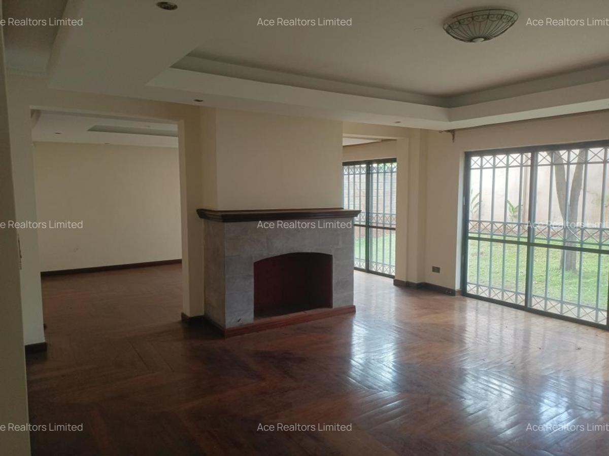 5 Bed Townhouse with En Suite at Lavington - 3