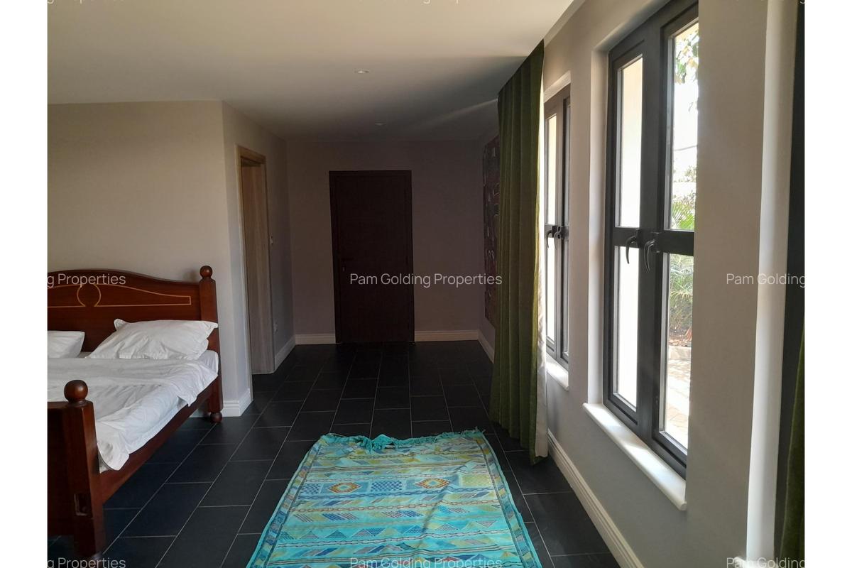 6 Bed Villa with En Suite at Palm Valley - 11