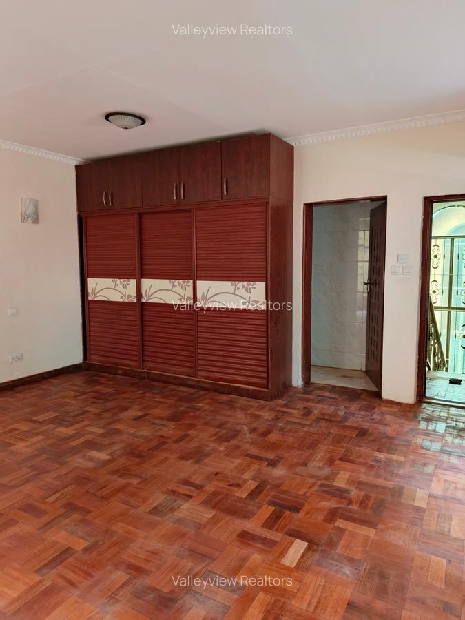 5 Bed Townhouse with En Suite at Lavington - 20