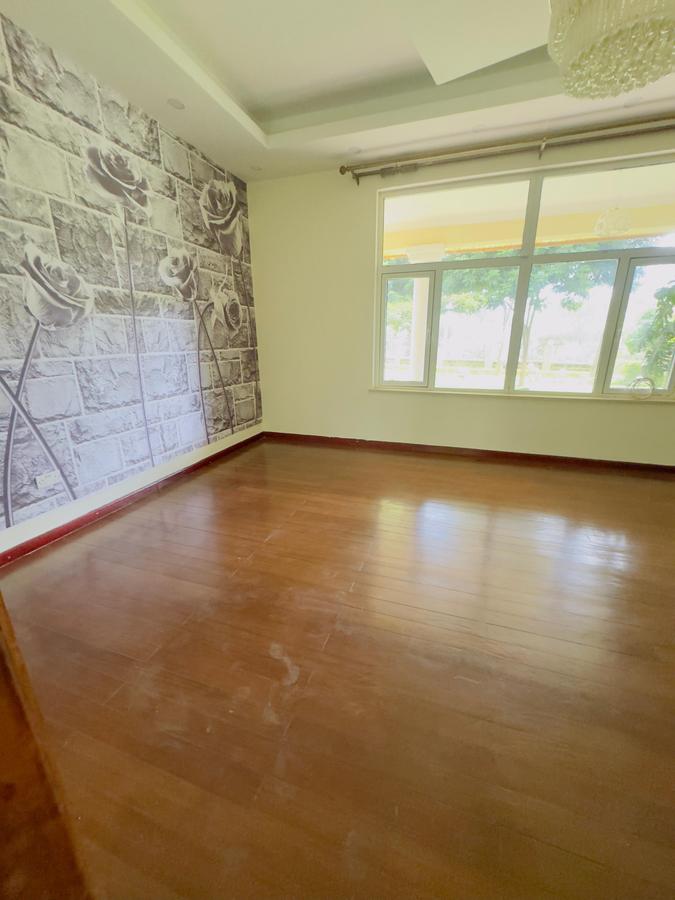 5 Bed House with En Suite at Mimosa Drive - 10
