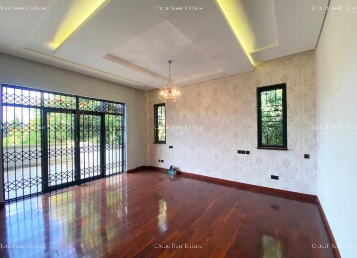 5 Bed House with En Suite in Runda - 3