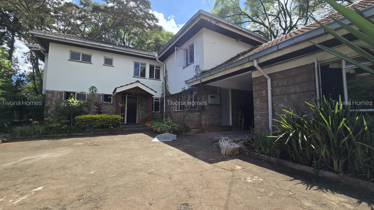 4 Bed House with En Suite in Lavington - 2