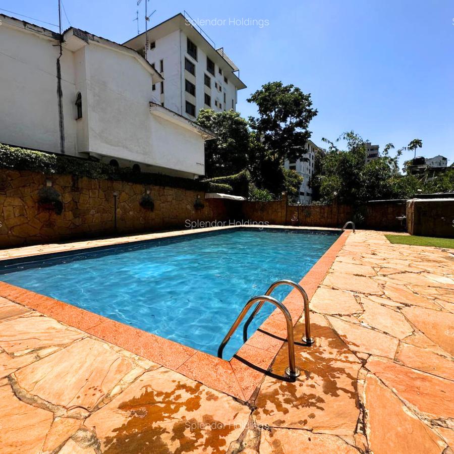 5 Bed Villa with En Suite in Riverside - 4