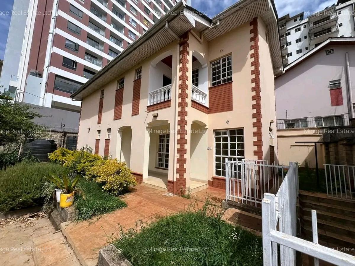 4 Bed Villa with En Suite in Lavington - 1