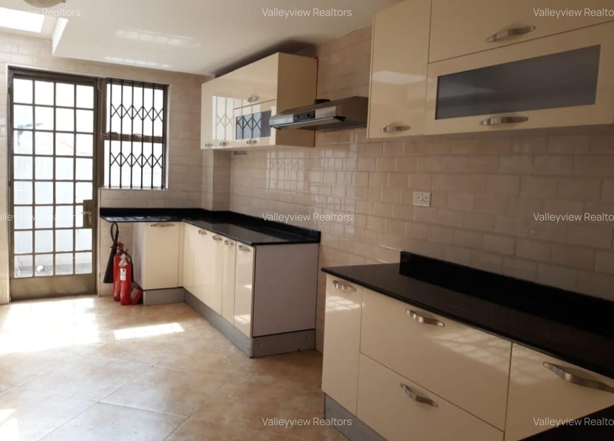 5 Bed Townhouse with En Suite at Lavington - 16