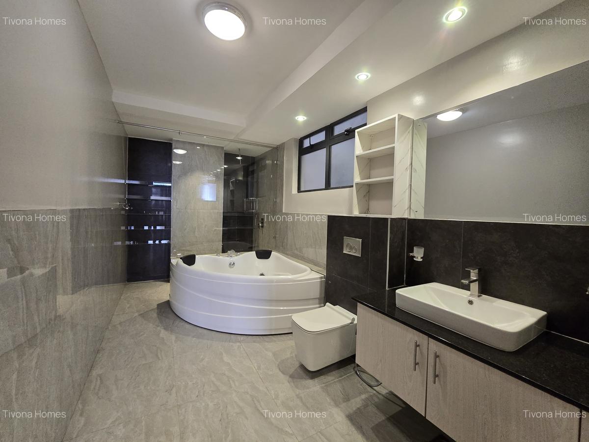 4 Bed Apartment with Swimming Pool in Riverside - 17