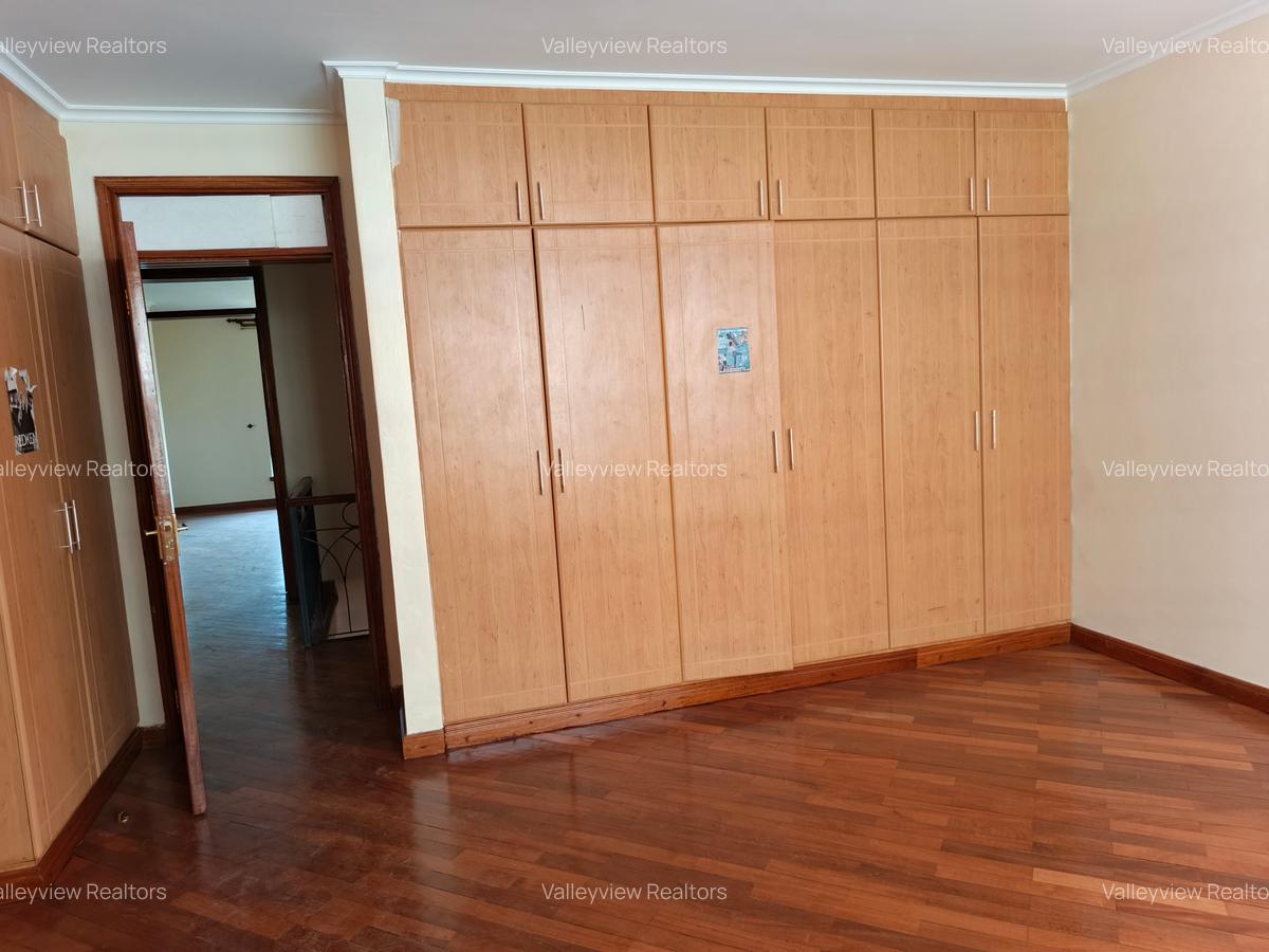 4 Bed Townhouse with En Suite at Lavington - 9