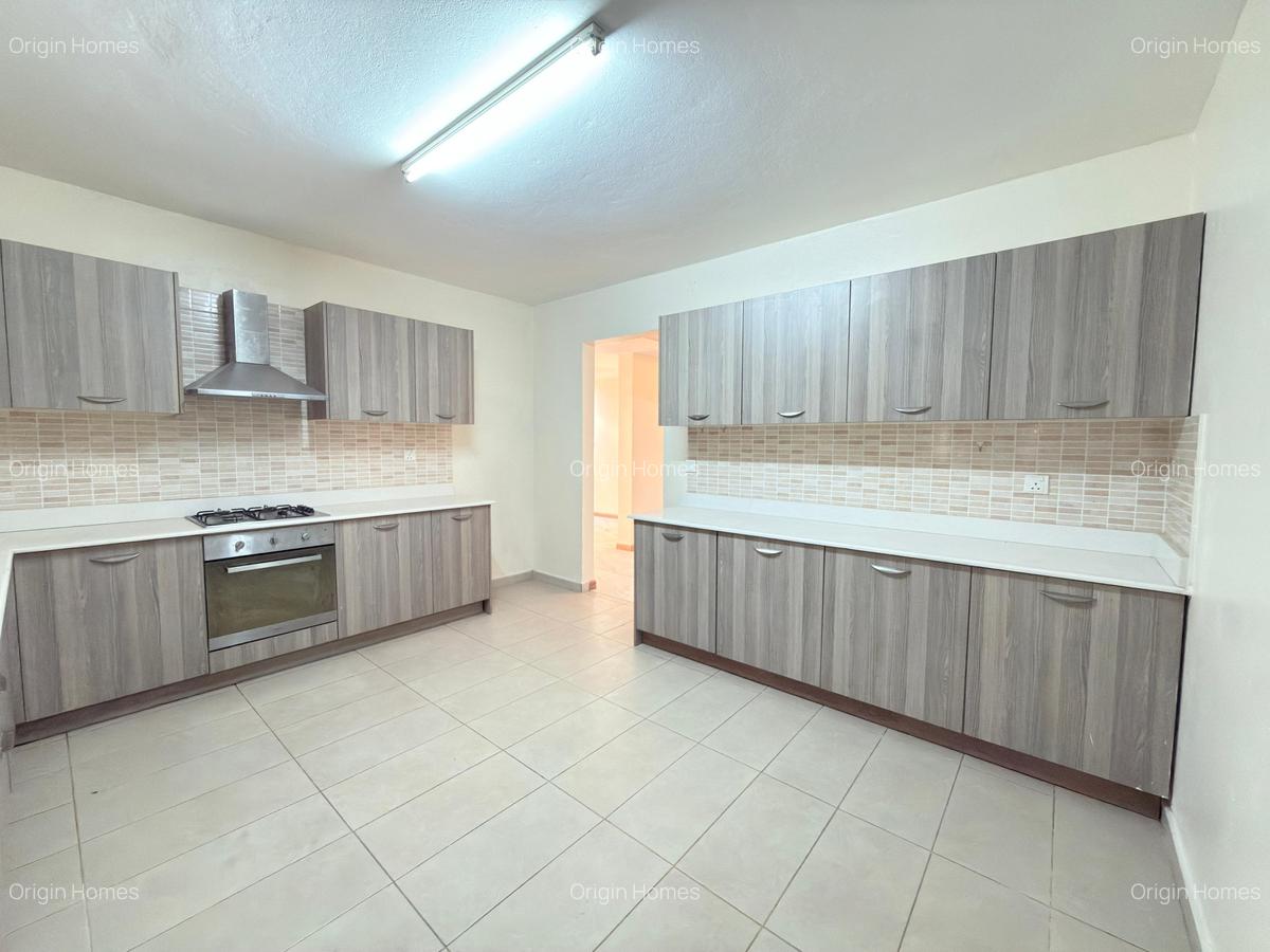3 Bed Apartment with En Suite at Lavington - 6