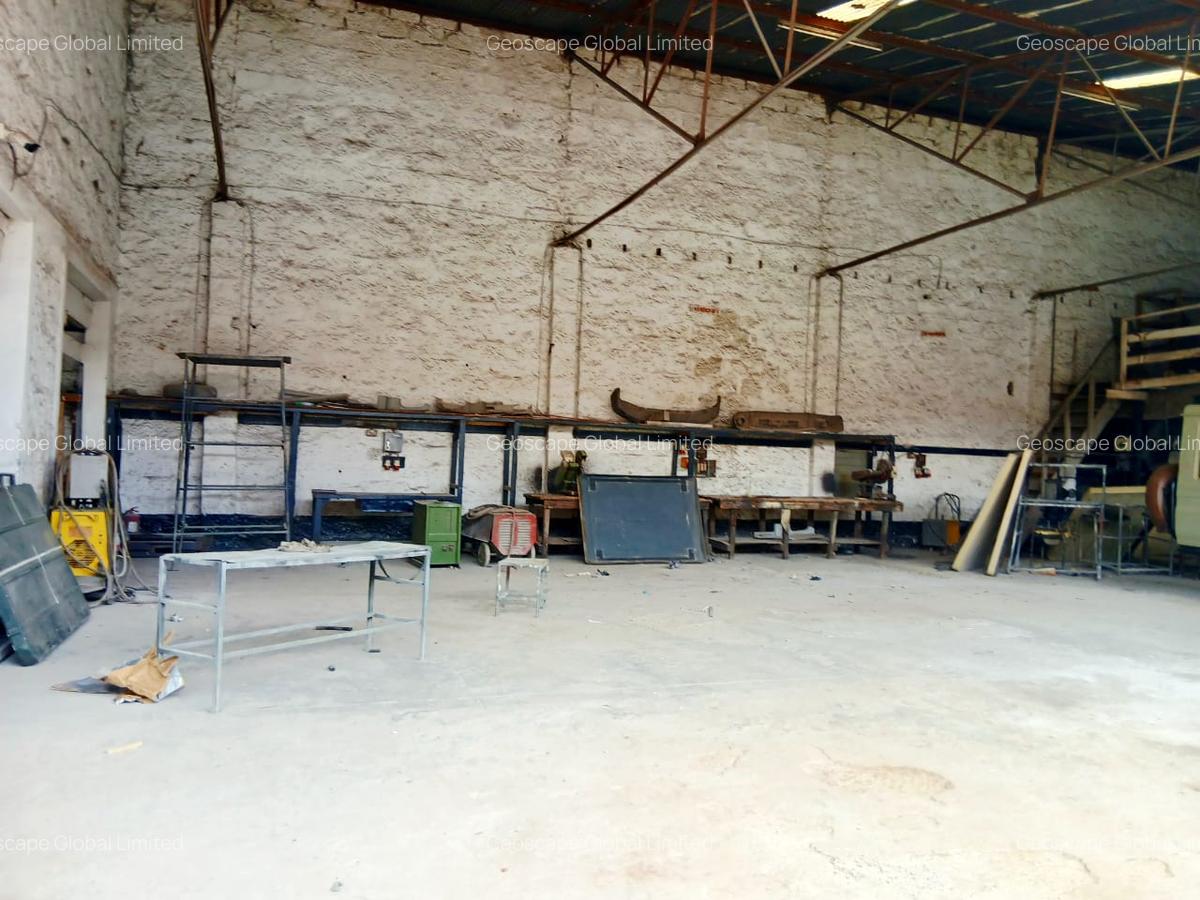 30,000 ft² Warehouse with Parking in Industrial Area - 7