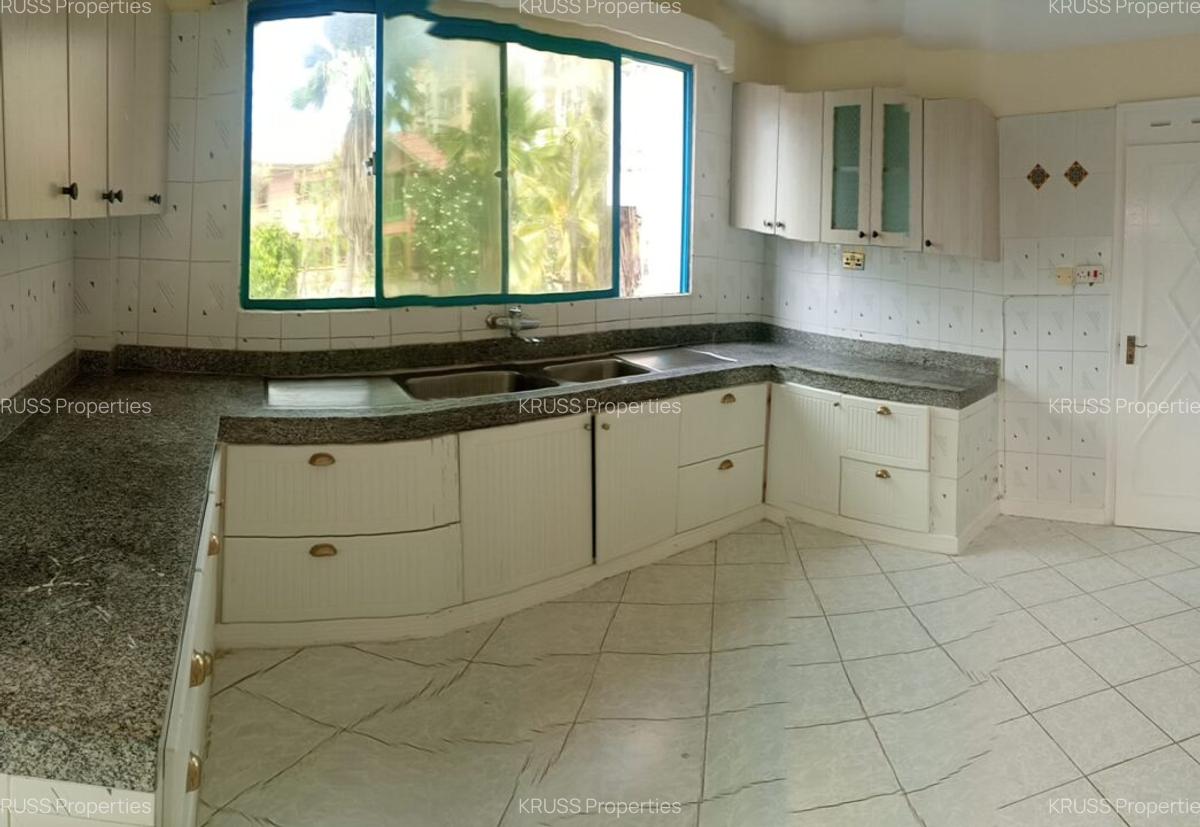 3 Bed Apartment with En Suite at As1026 - 8