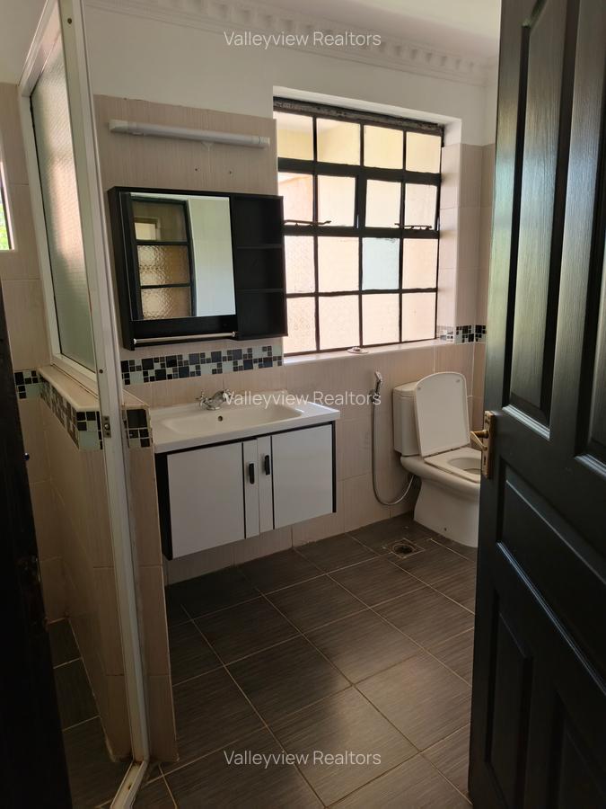 5 Bed Townhouse with En Suite at Lavington - 20