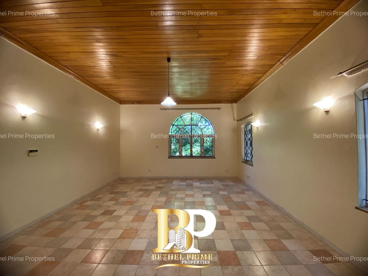 4 Bed House with En Suite in Hill View - 9