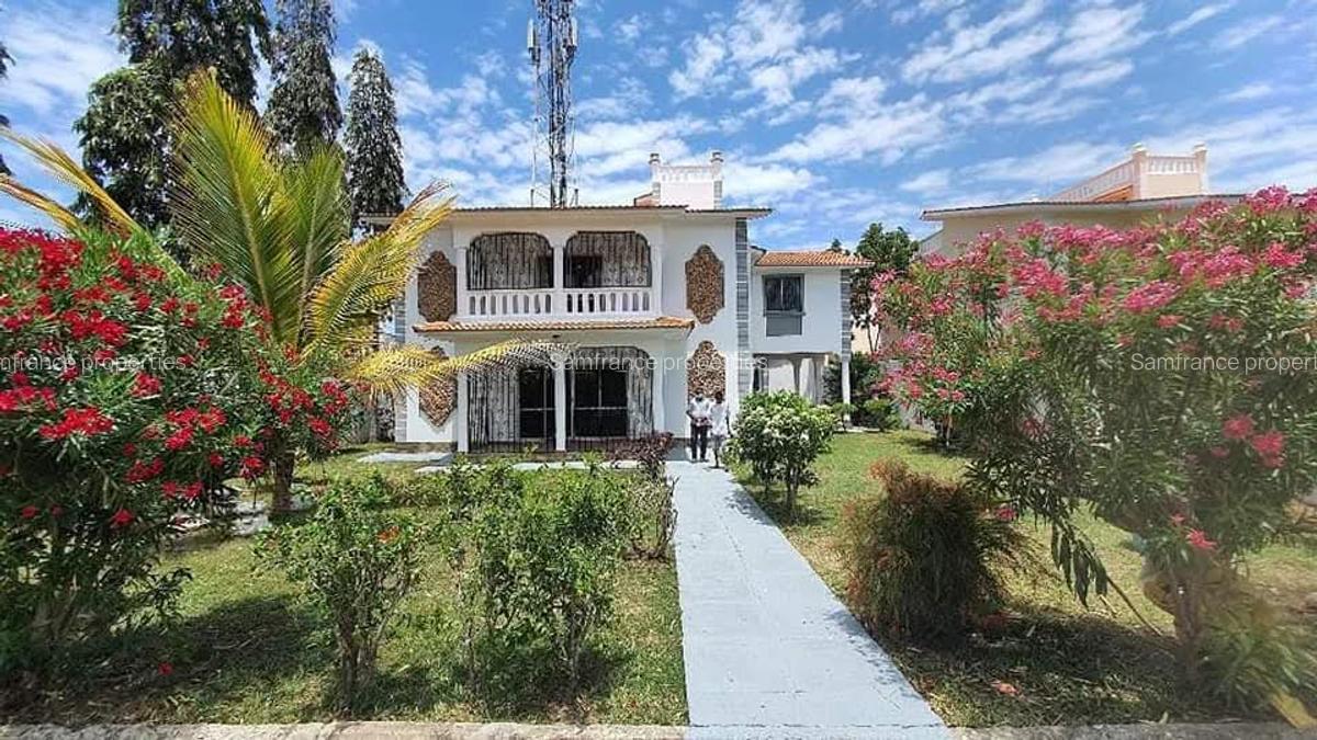 4 Bed House with En Suite at Links Road - 2